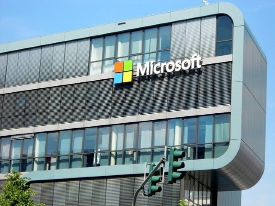 Microsoft to close its retail stores